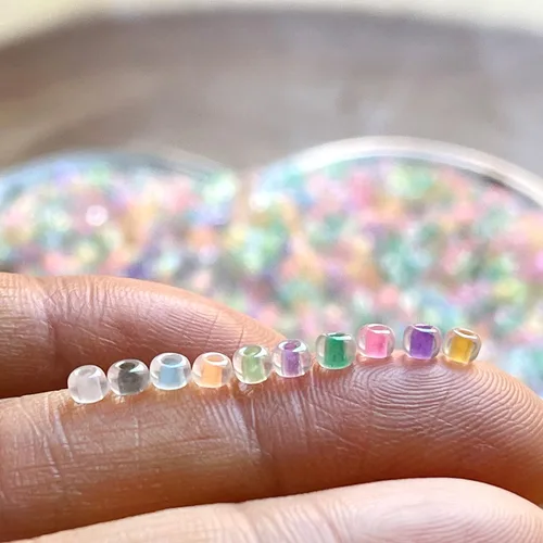 Miniatura 4 de Artsy Crafts - Cuentas de cristal surtidas de 0.118 pulgadas (0.118 in), 6000 unidades, cuentas espaciadoras de colores de sirena 8/0 que brillan
