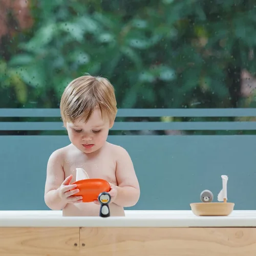 Miniatura 8 de PlanToys® Juguete de barco de vela de madera con sello Juguete de agua para el baño para juego flotante, imaginación y exploración sensorial suave