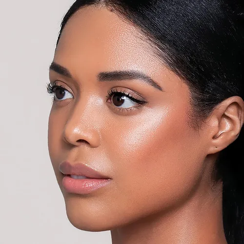 Miniatura 4 de Kevyn Aucoin Glass Glow Face: resaltador húmedo universal multiusos para rostro y cuerpo. Crea una piel hidratada brillante de aspecto juvenil