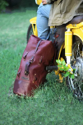 Miniatura 27 de Bolsa de lona para motocicleta de cuero genuino de grano completo resistente de inspiración militar Alforja Bolsa de fin de semana Con correas