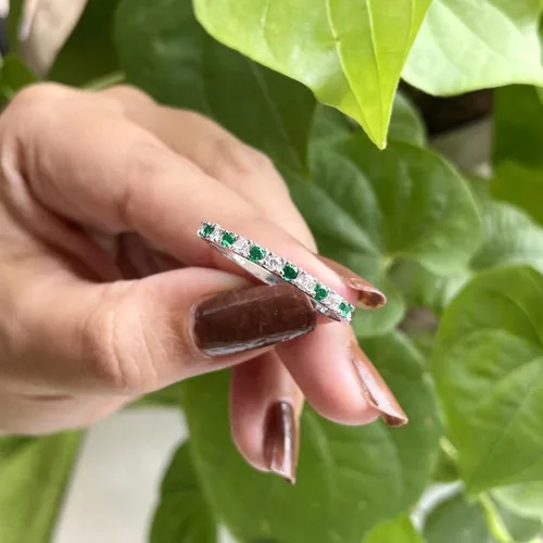 Miniatura 4 de Alianza de boda de media eternidad con esmeralda verde alternativa y diamante blanco para mujer, anillo de boda de esmeralda verde con acabado