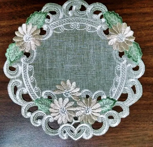 Miniatura 3 de Tapete redondo o mantel individual con margarita dorada sobre arpillera verde salvia, material de lino, tamaño 7 pulgadas