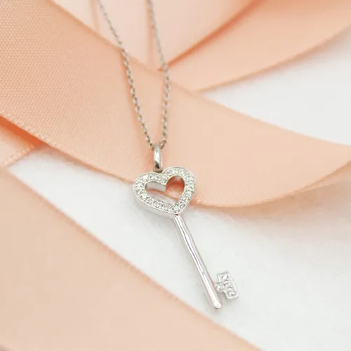 Miniatura 3 de Fifth and Fine Juego de collar con llave de corazón de diamante de 0.10 quilates en plata de ley. Cada pieza viene con una cadena de cable de plata