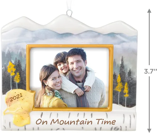 Miniatura 5 de Hallmark Keepsake Adorno de Navidad 2021 con fecha de año, marco de fotos en la montaña de porcelana On Mountain Time - Marco de fotos de porcelana