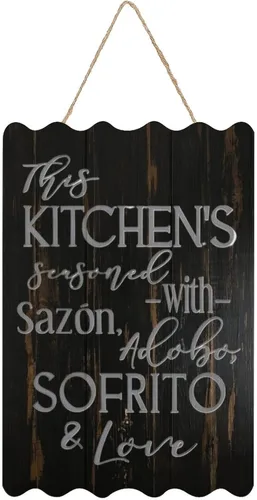 Letrero de madera con texto en inglés «This Kitchen is Seasoned with Sazon Adobo Sofrito & Love» La Cocina española puertorriqueña para decoración