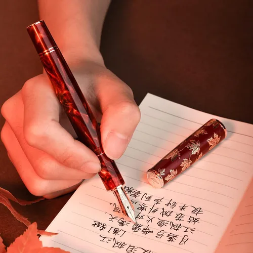 Miniatura 6 de HONG DIAN N8 - Pluma estilográfica de resina acrílica roja, con punta media de iridio, detalle en oro rosa, tapa tallada en hoja de arce, pluma