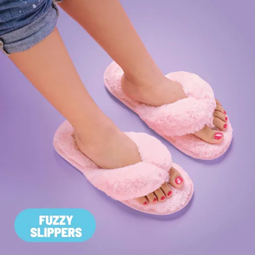 Miniatura 3 de Claire's Kit de pedicura para niños, juego de spa en casa de 7 piezas con pantuflas peludas, esmalte de uñas, separadores de dedos y lima de uñas