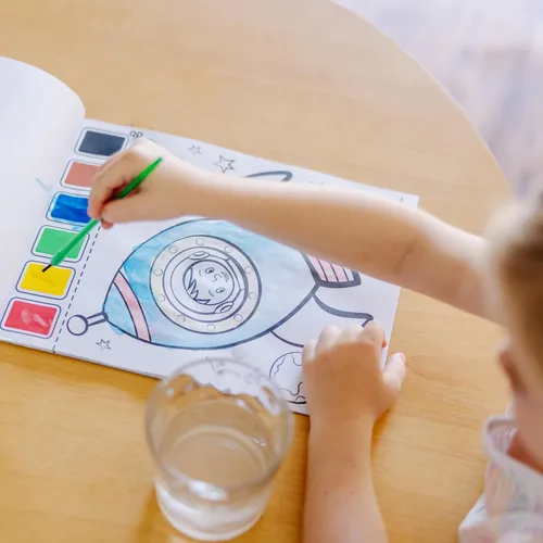 Miniatura 8 de Melissa & Doug Pintar con agua - Vehículos, 20 páginas perforadas con paletas a prueba de derrames