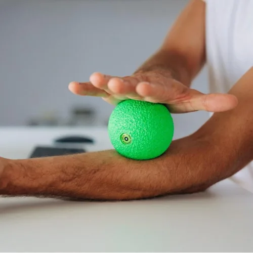 Miniatura 6 de Blackroll - Bola de punto gatillo 08, para ejercicio y recuperación muscular, masajeador de tejido profundo para liberación miofascial en hombros