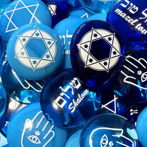 Miniatura 3 de Judaica Glass Stones: Chai, Estrella de David, Hamsa, Mazel Tov y Shalom en Sombras de Azul, Conjunto de seis, por Lifeforce Glass
