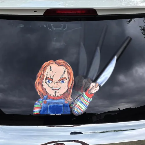 Killer Doll agitando un cuchillo de WiperTags con calcomanía que se fija al limpiaparabrisas trasero del vehículo para los fanáticos del terror o