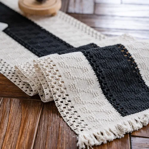 Camino de mesa de macramé, color beige crema y negro, bohemio, con borlas, de algodón, tejido a mano, rústico, rural, para mesa de cocina y comedor