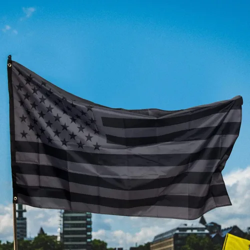 Miniatura 4 de Bandera estadounidense All Black Out – Don't Tread On Me Gadsden de 3 x 5 pies, paquete de 2 pancartas de pared para casa, porche, patio, césped