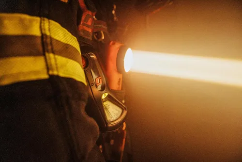Miniatura 9 de Streamlight 90960 Survivor X Linterna de bombero en ángulo recto de 250 lúmenes con tres (3) pilas alcalinas AA, amarillo