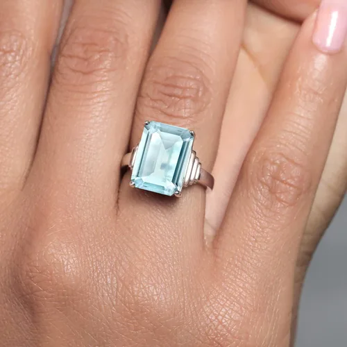 Miniatura 4 de Gem Stone King Anillo de compromiso con piedra natal de 5-10 quilates para mujer, corte esmeralda de 0.55 x 0.39 pulgadas, plata de ley 925, anillo