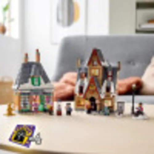 Miniatura 6 de LEGO Harry Potter Visita al Pueblo de Hogsmeade 76388 - Juguete de construcción, set del 20º aniversario con minifigura dorada coleccionable de Ron