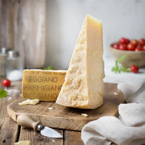 Parmigiano Reggiano DOP 24 meses 1 kg (2.2 lb) - El único parmesano - EMILIA FOOD LOVE Seleccionado con amor en Italia