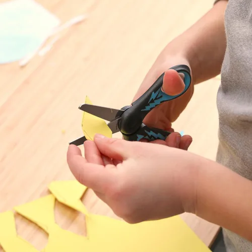 Miniatura 9 de Fiskars Tijeras SoftGrip de punta roma de 5 pulgadas para niños de 4 a 7 años (paquete de 3), tijeras para la escuela o manualidades, suministros