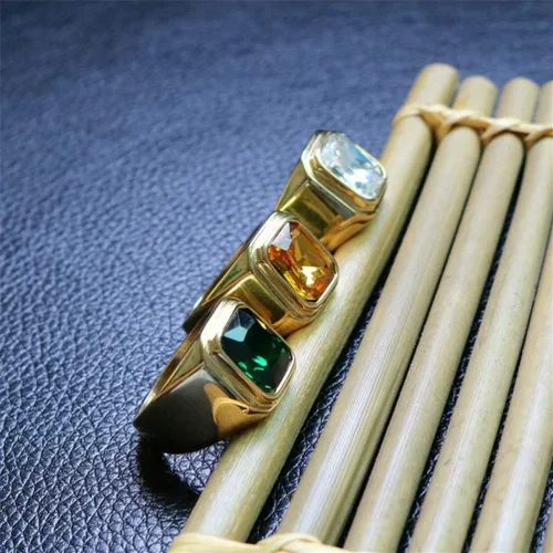 Miniatura 5 de Anillo de acero inoxidable chapado en oro con piedra cuadrada disponible en varios