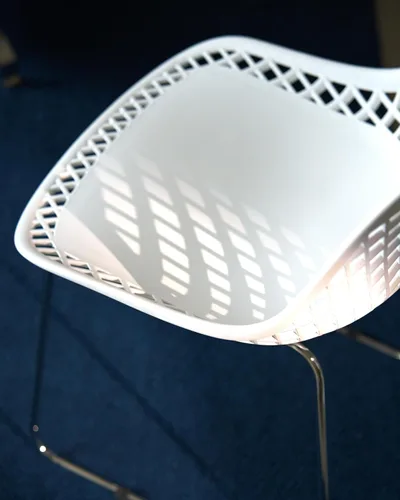 Miniatura 5 de Juego de 2 sillas de comedor modernas, sillas de cocina estables de plástico con base de trineo de metal para comedor (naranja sangre)