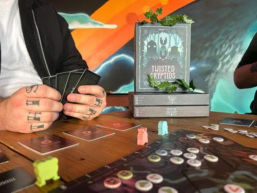 Miniatura 7 de Unstable Games Twisted Cryptids Juego de Mesa - Juego de Cartas de Estrategia para Adultos y Niños - Juegos de Mesa Familiares para 2-4 Jugadores