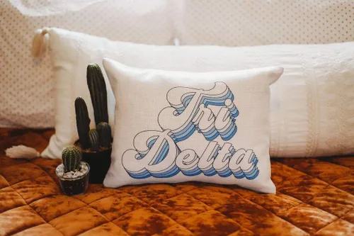 Miniatura 2 de Sorority Shop Delta Delta Almohada Delta – Diseño retro, almohada lumbar de 12 x 16 pulgadas