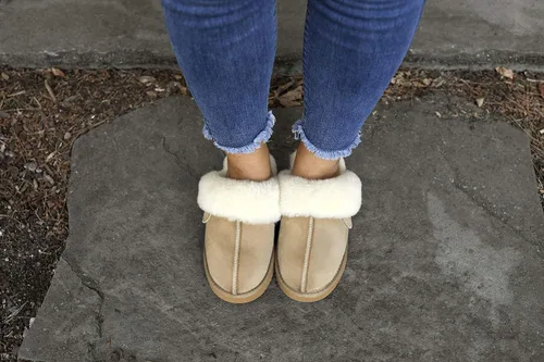 Miniatura 9 de Dearfoams Women's Fireside Sydney Shearling Fur IndoorOutdoor Scuff Slipper with Wide Widths