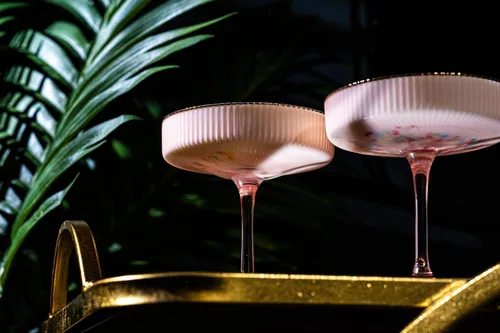 Miniatura 4 de GLASSIQUE CADEAU Vasos vintage Art Deco Blush Pink Coupé con bordes dorados Juego de 4 Cristalería de cóctel acanalada de cristal de 7 onzas
