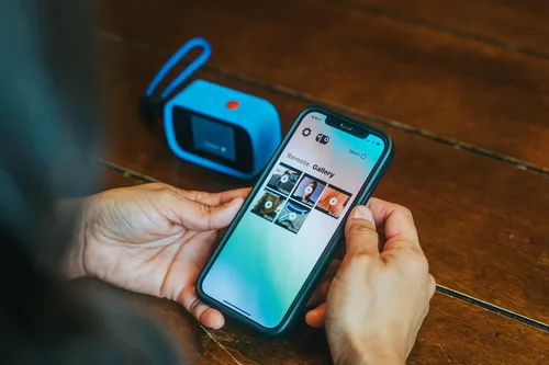 Miniatura 9 de Polaroid Cámara de acción WiFi de doble pantalla 4K 18mp, cámara Polaroid deportiva impermeable con batería recargable integrada y accesorios