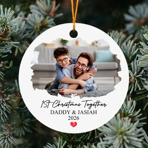 Miniatura 9 de Adorno de Navidad con texto en inglés "Your First Christmas As My Daddy 2025", regalo de recuerdo personalizado para nuevo papá Adorno Your Are