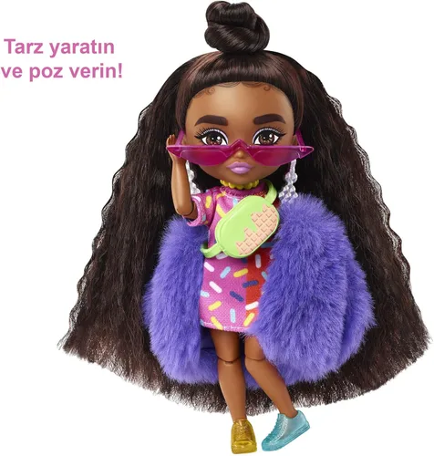 Miniatura 3 de Barbie Extra Minis Muñeca #1 (5.5 pulgadas) con vestido estampado de chispas y abrigo peludo con soporte para muñeca y accesorios, incluyendo micro
