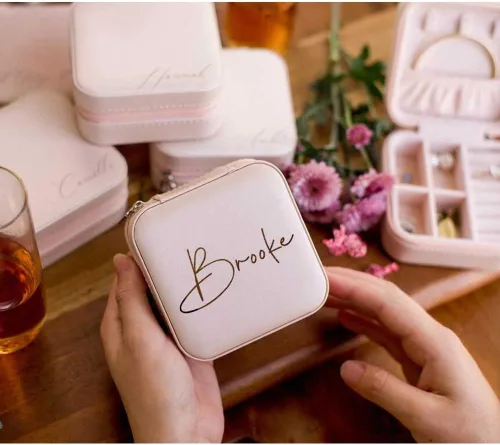 Miniatura 3 de DayOfShe Joyero personalizado con nombre, esenciales para dormitorio universitario, regalos de graduación 2023, estuche de cuero pequeño de viaje