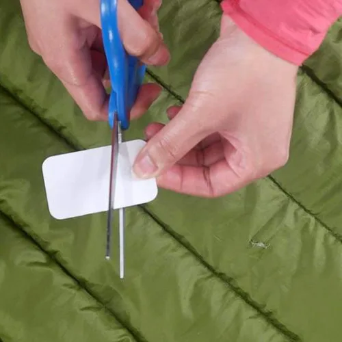 Miniatura 2 de GEAR AID Parches pequeños de cinta Tenacious Tape con adhesivo de pelar y pegar para arreglar agujeros y desgarros en ropa de invierno, chaquetas