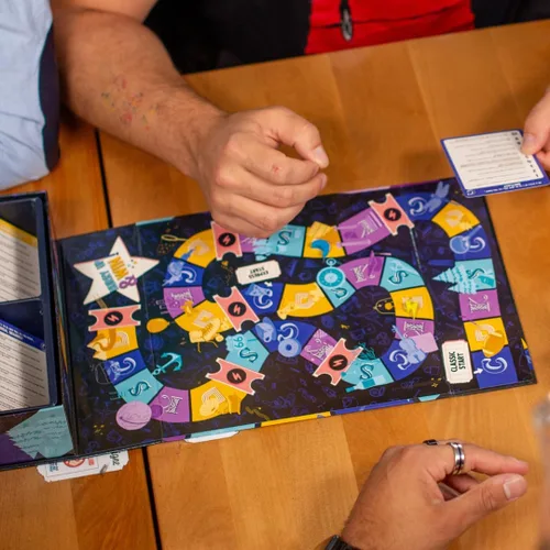 Miniatura 9 de Randolph CDSK Divertido juego de fiesta de trivia para adolescentes y adultos Ideal para noches de juego y grupos grandes Desafío de dos