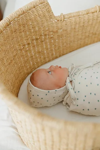 Miniatura 4 de Copper Pearl Gorros de bebé ultra suave, cómodo de llevar, sombrero de sol para protección contra los rayos UV, diseños a juego de moda, 6-12 meses