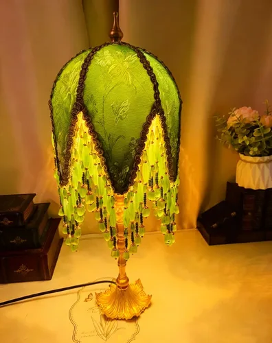 Lámpara de mesa victoriana, pantalla de cuentas verdes con base de latón, iluminación decorativa de estilo vintage