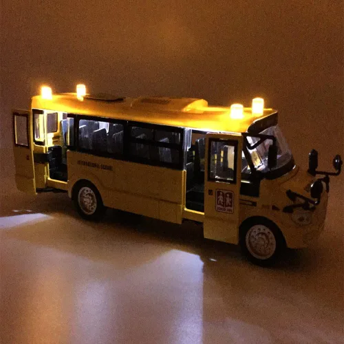 Miniatura 4 de Autobús escolar de retroceso de 9 pulgadas, vehículos de juguete de metal fundido a presión que se iluminan y hacen sonidos con amarillo brillante