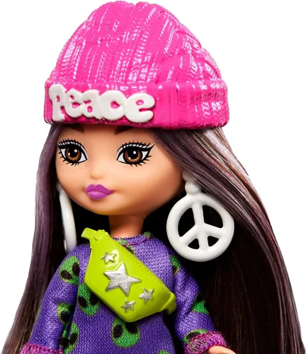 Miniatura 6 de Barbie Muñeca extra Mini Minis con pelo moreno, vestido de suéter de alienígena y accesorios temáticos de signo de paz y soporte, 3.25 pulgadas