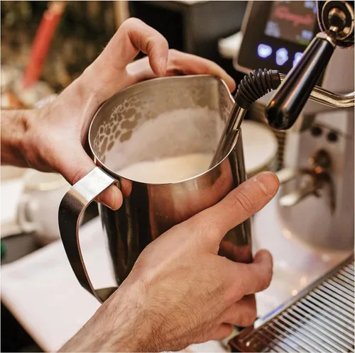 Miniatura 2 de Jarra de leche barista de 20 onzas para máquina de café, jarra de espuma de leche, vaporizador de metal, ideal para vaporizar leche de acero