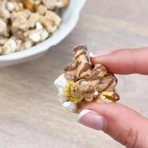 Miniatura 8 de Chunk Nibbles S'mores Snack Clusters - Golosinas inspiradas en fogatas con malvaviscos, galletas Graham, pretzels y chocolate, lote pequeño, hecho a