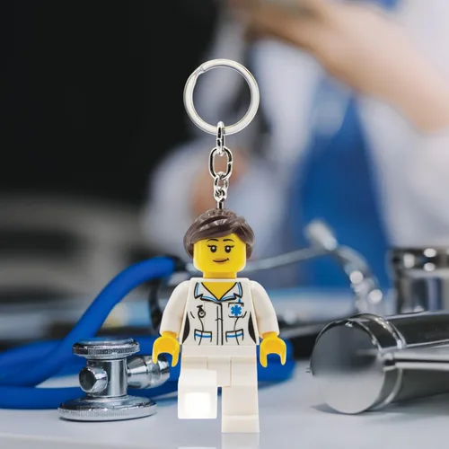 Miniatura 5 de LEGO City KE186H - Llavero con figura grande de 3 pulgadas de alto, colgante de bolsa con luz LED