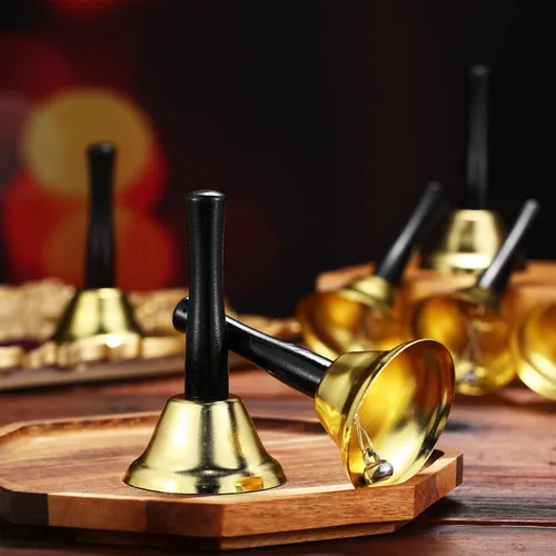 Miniatura 5 de Fumete 100 campanas de metal con mango de madera para decoración de bodas, escuelas, percusión musical, alerta de ancianos enfermos (plata, dorado)