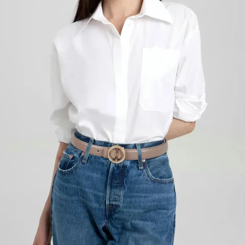 Miniatura 20 de Cinturón de cuero clásico con hebilla de metal para mujer con vestido de jeans