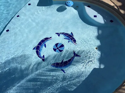 Miniatura 3 de Playing Dolphins - Mosaico de cerámica para piscina, color azul, 48 x 48 pulgadas