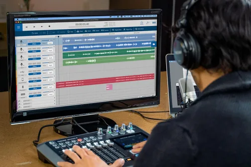 Miniatura 11 de TASCAM Mezclador de transmisión de podcasts Mixcast 4, grabadora e interfaz de audio USB: cuatro entradas de micrófono XLR/TRS, pantalla táctil