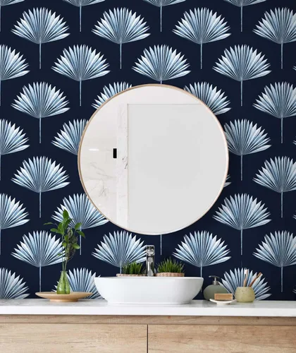 Miniatura 4 de NextWall Papel tapiz tropical para despegar y pegar con palmeras (azul marino)