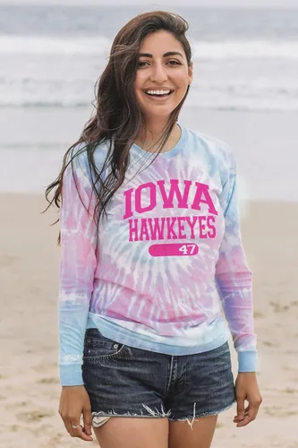Miniatura 14 de Blue 84 Camiseta de manga larga con licencia oficial de la NCAA para mujer, teñido anudado