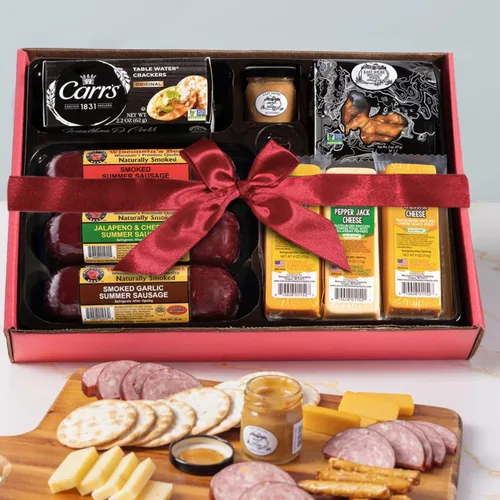 Miniatura 2 de Cesta de gourmet de regalo, incluye: salchichas ahumadas de verano, quesos 100 % de Wisconsin, galletas saladas, pretzels y mostaza agridulce