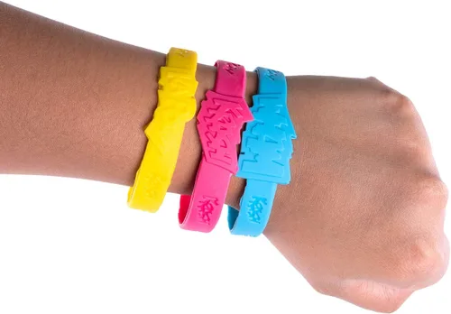 Miniatura 4 de Super Z Outlet - 24 pulseras de goma coloridas con frases y refranes de cómics de superhéroes para cumpleaños de niños, recuerdos de fiesta, bolsas