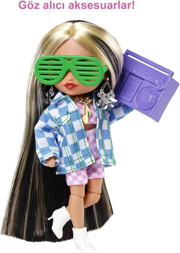 Miniatura 5 de Muñeca Barbie Extra Minis #2 (14 cm) con traje a cuadros de 2 piezas y chaqueta, con soporte para muñeca y accesorios que incluyen gafas de sol